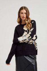 Wzorzysty sweter o luźnym fasonie czarny. Czarne swetry MOODO, l, bez wzorów, z elastanu, bez ramiączek. W wyprzedaży za 44.99 zł.
