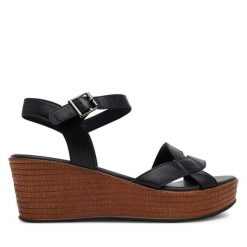 Sandały Lasocki. Czarne sandały Lasocki, bez wzorów, bez obcasa, na koturnie, bez zapięcia. Za 179.99 zł.