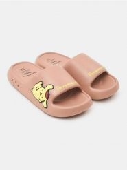 Piankowe klapki PomPomPurin - brązowy. Brązowe klapki Sinsay, bez wzorów, bez obcasa, bez zapięcia. Za 25.99 zł.