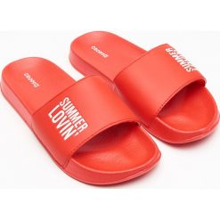 Klapki - Czerwony. Klapki marki Cropp. Za 49.99 zł.