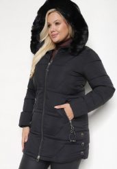 Czarna Kurtka Pikowana o Prostym Kroju z Kapturem z Odpinanym Futrem Elrinnisa. Czarne kurtki Born2be, plus size, z aplikacjami, z dzianiny, eleganckie, z kapturem. W wyprzedaży za 216.99 zł.