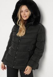 Czarna Taliowana Kurtka z Pikowanymi Przeszyciami i Kapturem z Futrem Acindria. Czarne kurtki Born2be, plus size, bez wzorów, z dzianiny. Za 229.99 zł.