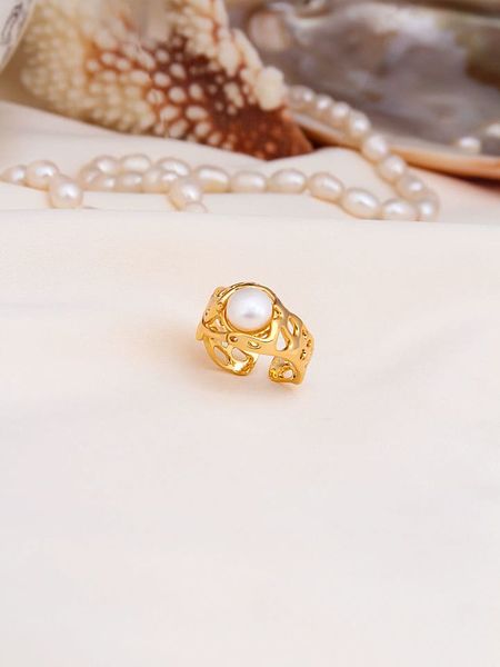 L'Atelier de Gaia Pozłacany pierścionek z perłą rozmiar: onesize. Białe pierścionki L'Atelier de Gaia, z perłą, pozłacane. Za 78.66 zł.