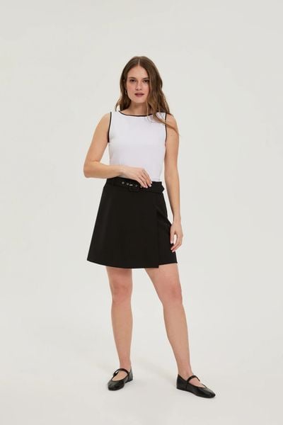 Spódnico-szorty czarne. Czarne szorty MOODO, bez wzorów, z elastanu. Za 119.99 zł.