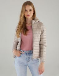 Beżowa kurtka z kapturem. Brązowe kurtki Unisono, s, bez wzorów, z tkaniny, z kapturem. Za 229.00 zł.