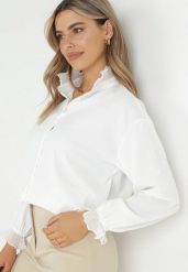 Biała Koszula z Perłami i Stójką Kailie. Białe koszule Born2be, l, bez wzorów, z tkaniny, bez kołnierzyka, bez ramiączek. W wyprzedaży za 111.99 zł.