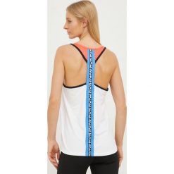 Under Armour top treningowy Knockout kolor biały. Białe topy Under Armour, l, bez wzorów, z materiału, bez kołnierzyka, bez ramiączek. Za 159.99 zł.