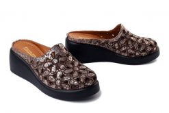 Artiker Relaks 58C2835 brązowy, klapki damskie. Brązowe klapki Artiker Relaks, bez wzorów, bez obcasa, na koturnie, bez zapięcia. Za 219.90 zł.