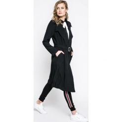 Answear - Płaszcz Sporty Fusion. Czarne płaszcze ANSWEAR, l, bez wzorów, z materiału, klasyczne, bez kaptura. W wyprzedaży za 99.90 zł.