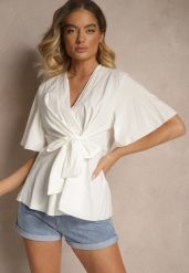 Biała Bluzka z Wiskozą Kopertowym Dekoltem i Ozdobnym Supełkiem Lioriva. Białe bluzki Renee, z aplikacjami, z jeansu, eleganckie, bez kołnierzyka, bez ramiączek. W wyprzedaży za 51.99 zł.