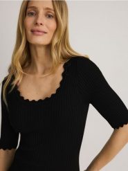Prążkowana bluzka z wiskozy - czarny. Czarne bluzki Reserved, l, bez wzorów, z dzianiny, bez kołnierzyka, bez ramiączek. Za 119.99 zł.