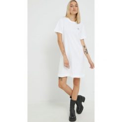 Adidas Originals sukienka bawełniana kolor biały mini prosta. Białe sukienki adidas Originals, na co dzień, bez wzorów, z bawełny, bez kołnierzyka, bez ramiączek, mini, proste. W wyprzedaży za 199.99 zł.