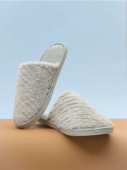 Kapcie - szary. Szare kapcie Sinsay, bez wzorów. Za 19.99 zł.