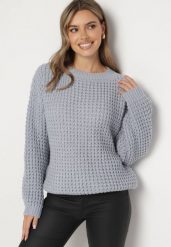 Jasnoniebieski Sweter z Dodatkiem Wiskozy i Ozdobnym Splotem Riavellea. Niebieskie swetry Born2be, bez wzorów, z jeansu, biznesowe, bez ramiączek. W wyprzedaży za 59.49 zł.