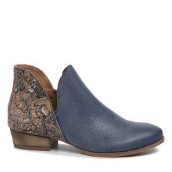 Botki Maciejka. Niebieskie botki Maciejka, bez wzorów, bez obcasa, na płaskiej podeszwie, bez zapięcia. Za 239.99 zł.