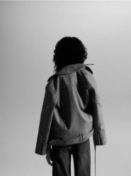 Kurtka z imitacji skóry z ćwiekami i okuciami - jasnoszary. Szare kurtki Reserved, l, bez wzorów, ze skóry, bez kaptura. W wyprzedaży za 159.99 zł.