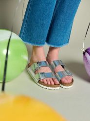 Birkenstock Skórzane klapki "Arizona" w kolorze srebrnym rozmiar: 41. Szare klapki Birkenstock, bez wzorów, ze skóry, klasyczne, z otwartym noskiem, bez obcasa, bez zapięcia. Za 258.52 zł.