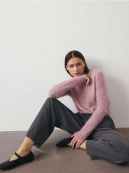 Sweter z metaliczną nitką - różowy. Czerwone swetry Reserved, l, bez wzorów, z dzianiny, bez ramiączek. W wyprzedaży za 99.99 zł.