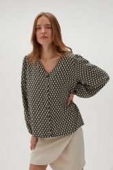 Koszula z geometrycznym wzorem czarna. Czarne koszule MOODO, l, bez wzorów, z wiskozy, bez kołnierzyka, bez ramiączek. W wyprzedaży za 49.99 zł.