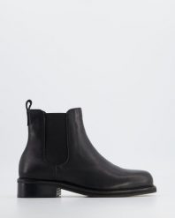 KLASYCZNE SZTYBLETY 156163 BLACK. Czarne botki Venezia, bez wzorów, ze skóry, klasyczne, bez obcasa, bez zapięcia. Za 229.00 zł.