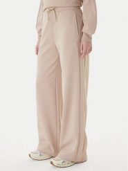 Guess Spodnie dresowe V5BB12 KCX22 Beżowy Regular Fit. Brązowe spodnie dresowe Guess, z aplikacjami, z dresówki. Za 479.99 zł.