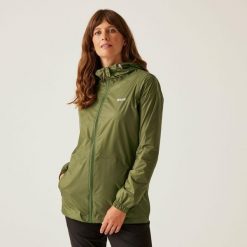 Kurtka trekkingowa damska Pack It Jacket III kieszonkowa przeciwdeszczowa. Zielone kurtki przeciwdeszczowe Regatta, bez wzorów, z softshellu, bez kaptura, trekkingowe. Za 149.99 zł.