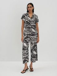 Someday. Kombinezon w kolorze czarno-białym rozmiar: 34. Białe kombinezony someday., bez wzorów, z wiskozy, bez kołnierzyka, bez ramiączek. Za 295.99 zł.