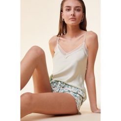 Etam top piżamowy kolor zielony satynowa. Zielone piżamy Etam, l, bez wzorów, z koronki, bez kołnierzyka, bez ramiączek. W wyprzedaży za 57.99 zł.