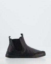 SKÓRZANE BOTKI 14155 ARYA BLACK. Czarne botki Venezia, bez wzorów, ze skóry, bez obcasa, bez zapięcia. Za 199.00 zł.