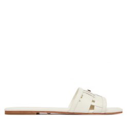 Klapki Marciano Guess. Białe klapki Marciano Guess, z aplikacjami, bez obcasa, bez zapięcia. Za 889.99 zł.