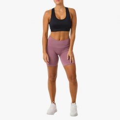 Krótkie legginsy treningowe damskie Swedemount Core Wrap szybkoschnące. Fioletowe legginsy SWEDEMOUNT, bez wzorów, sportowe, krótkie. W wyprzedaży za 95.00 zł.