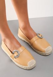Beżowe Espadryle Auxamene. Brązowe espadryle Renee, z aplikacjami, z okrągłym noskiem, bez obcasa, na płaskiej podeszwie. W wyprzedaży za 39.99 zł.