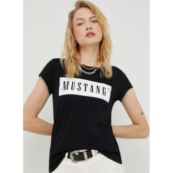 Mustang t-shirt damski kolor czarny. Czarne t-shirty Mustang, bez wzorów, z bawełny, bez kołnierzyka, bez ramiączek. Za 69.99 zł.