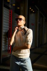 Ażurowy sweter beżowy. Brązowe swetry MOODO, l, w ażurowe wzory, z bawełny, bez ramiączek. Za 109.99 zł.