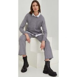 Answear Lab komplet sweter i spodnie damski kolor szary. Szare swetry Answear Lab, l, bez wzorów, z dresówki, bez ramiączek. W wyprzedaży za 174.99 zł.