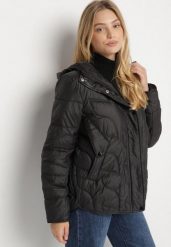 Czarna Pikowana Kurtka Przejściowa o Klasycznym Kroju z Kapturem Tavitte. Czarne kurtki Born2be, plus size, z aplikacjami, z jeansu, klasyczne, z kapturem. Za 209.99 zł.