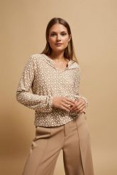 Wzorzysta bluzka z dekoltem w serek perłowa. Białe bluzki MOODO, bez wzorów, z elastanu, bez kołnierzyka, bez ramiączek. W wyprzedaży za 34.99 zł.