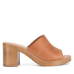Klapki Lasocki. Brązowe klapki Lasocki, bez wzorów, bez obcasa, bez zapięcia. Za 169.99 zł.