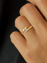 DIA DIAMONDS Pozłacany pierścionek z diamentami rozmiar: 58. Żółte pierścionki DIA DIAMONDS, z diamentem, pozłacane. Za 181.76 zł.