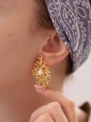 Pierres delicates Pozłacane kolczyki-wkrętki z perłami syntetycznymi rozmiar: onesize. Żółte kolczyki Pierres delicates, z perłą, pozłacane. Za 100.75 zł.