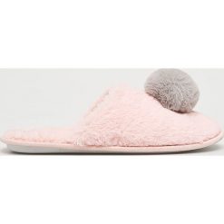 Medicine - Kapcie Essential. Kapcie marki Cropp. Za 49.90 zł.