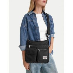 Torebka Guess Jeans. Czarne listonoszki Guess Jeans, z aplikacjami, z jeansu, bez dodatków. Za 179.99 zł.