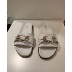 Białe eleganckie sandały Twinset. Białe sandały Twinset, bez wzorów, eleganckie, bez obcasa, bez zapięcia. Za 950.00 zł.
