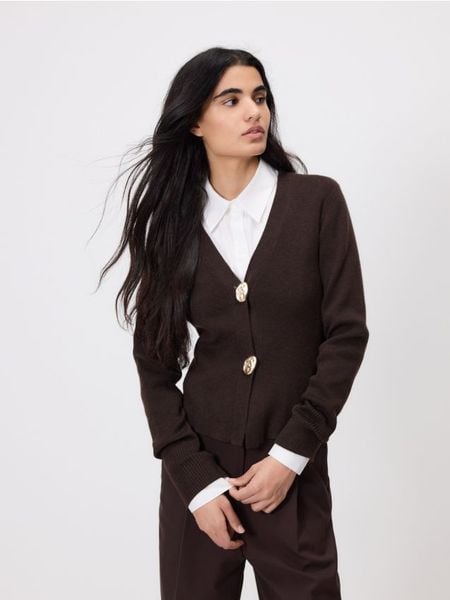 Kardigan z dekoracyjnymi guzikami - brązowy. Brązowe swetry Reserved, l, bez wzorów, z dzianiny, bez ramiączek. Za 159.99 zł.