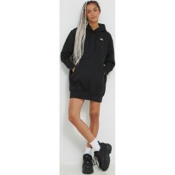 Champion sukienka kolor czarny mini oversize. Czarne sukienki Champion, m, bez wzorów, bez kołnierzyka, bez ramiączek, mini, oversize. W wyprzedaży za 279.99 zł.