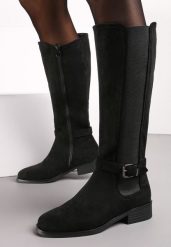 Czarne Kozaki Muszkieterki z Ozdobnym Paskiem z Klamerką Wosline. Czarne kozaki Renee, bez wzorów, eleganckie, bez obcasa, na płaskiej podeszwie, bez zapięcia. Za 79.99 zł.