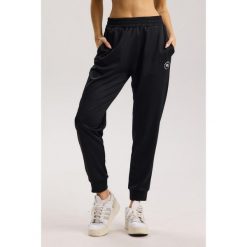 Damskie spodnie dresowe Rough Radical Dynamic Pro Joggers Women. Czarne spodnie dresowe ROUGH RADICAL, bez wzorów, z dresówki. W wyprzedaży za 135.92 zł.