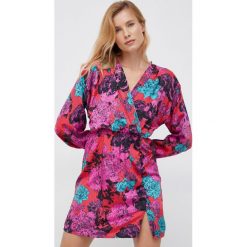 Vero Moda sukienka kolor czerwony mini prosta. Czerwone sukienki Vero Moda, na co dzień, l, bez wzorów, z tkaniny, bez kołnierzyka, bez ramiączek, mini, proste. W wyprzedaży za 145.99 zł.