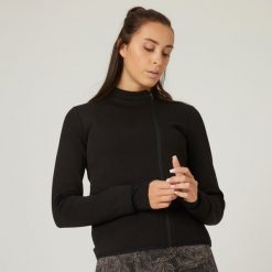 Bluza na zamek damska Nyamba Gym & Pilates 500. Czarne bluzy z kapturem DOMYOS, na jesień, l, bez wzorów, z bawełny, bez kaptura, na fitness i siłownię. Za 99.99 zł.