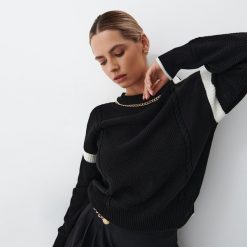 Sweter z łańcuchem - Czarny. Czarne swetry Mohito, xs, bez wzorów, bez ramiączek. W wyprzedaży za 99.99 zł.